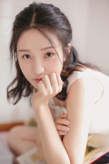 一边亲胸一边摸进内裤里